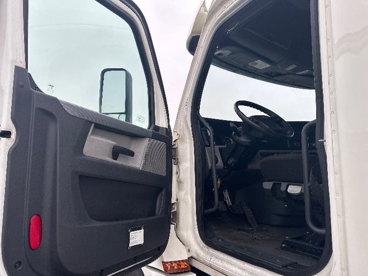 2020 Freightliner Cascadia — photo 9