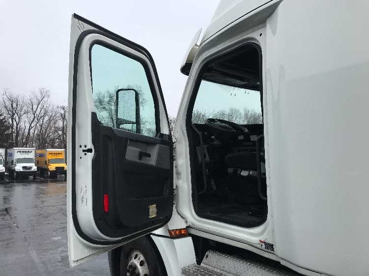 2020 Freightliner Cascadia — photo 9