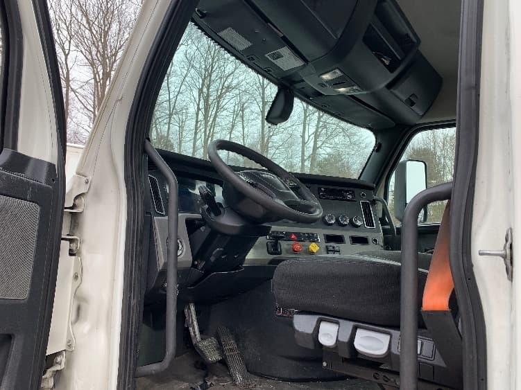 2019 Freightliner Cascadia — photo 9