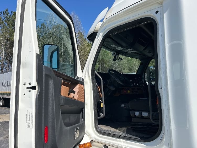 2020 Freightliner Cascadia — photo 9