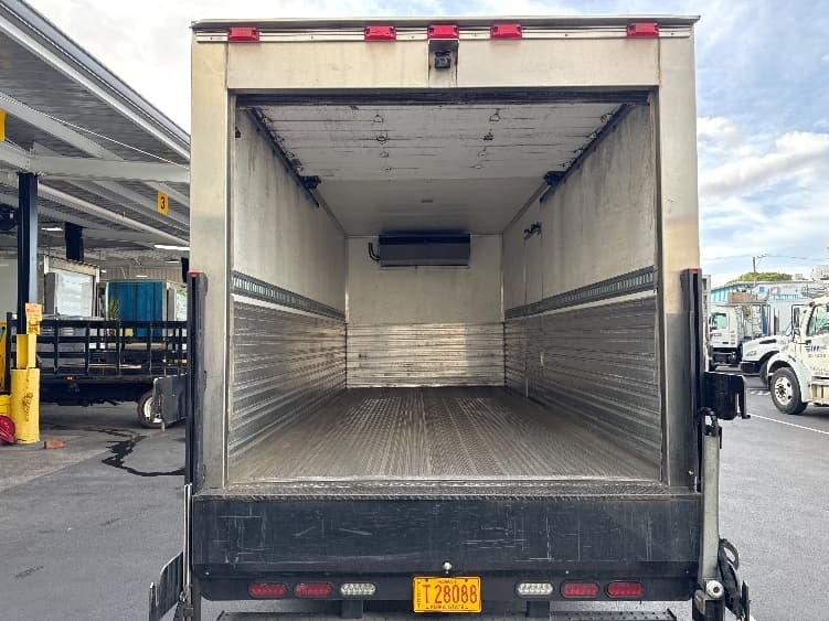 2019 Isuzu NQR — photo 8