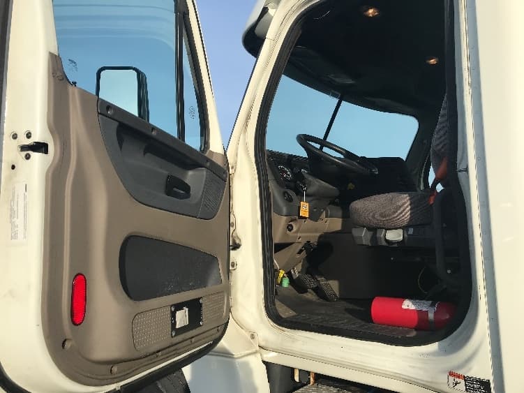 2017 Freightliner Cascadia — photo 9