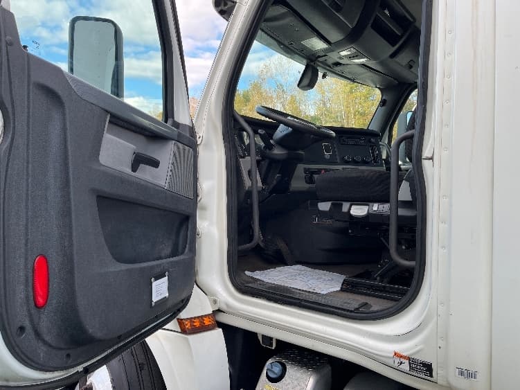 2018 Freightliner Cascadia — photo 9