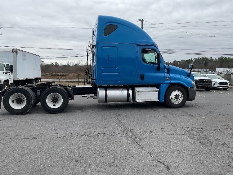 2020 Freightliner Cascadia — photo 8