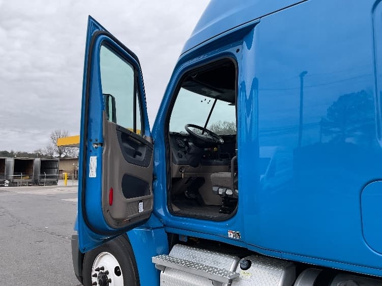 2020 Freightliner Cascadia — photo 9