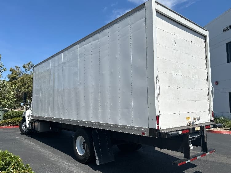 2020 Hino 268 — photo 6