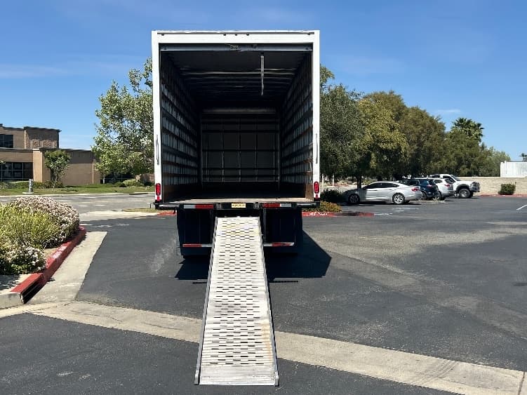 2020 Hino 268 — photo 9