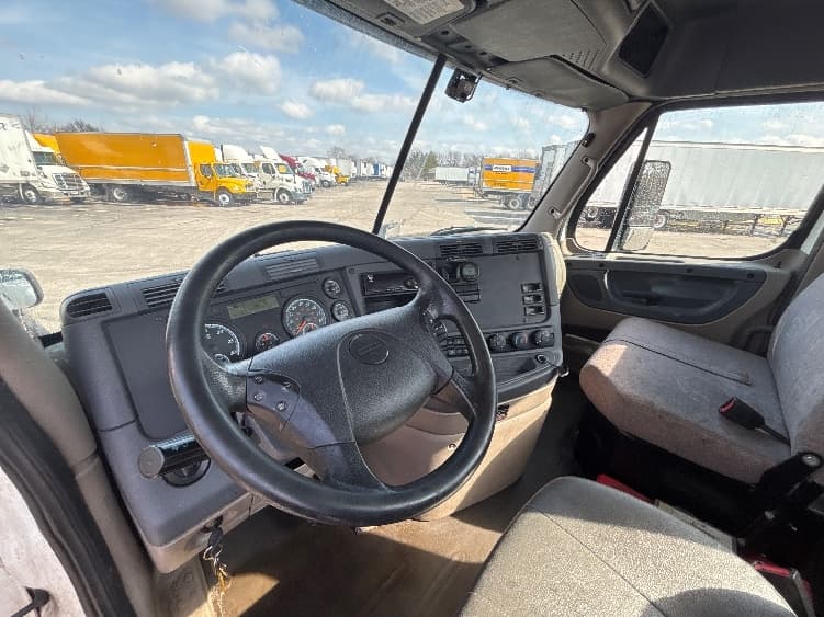 2020 Freightliner Cascadia — photo 10