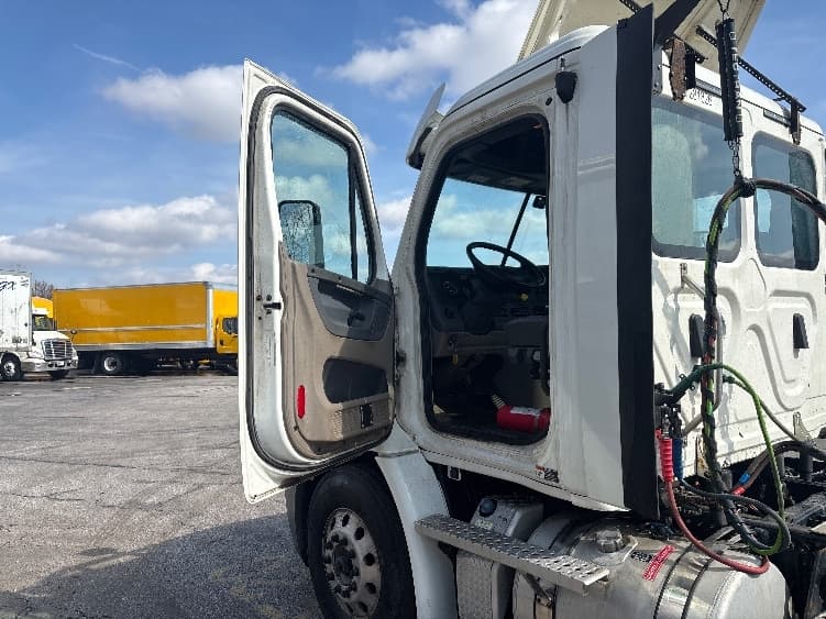 2020 Freightliner Cascadia — photo 9