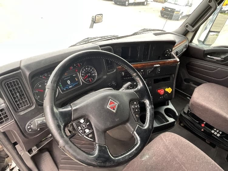 2019 International LT — photo 10