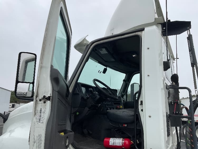 2019 International LT — photo 9