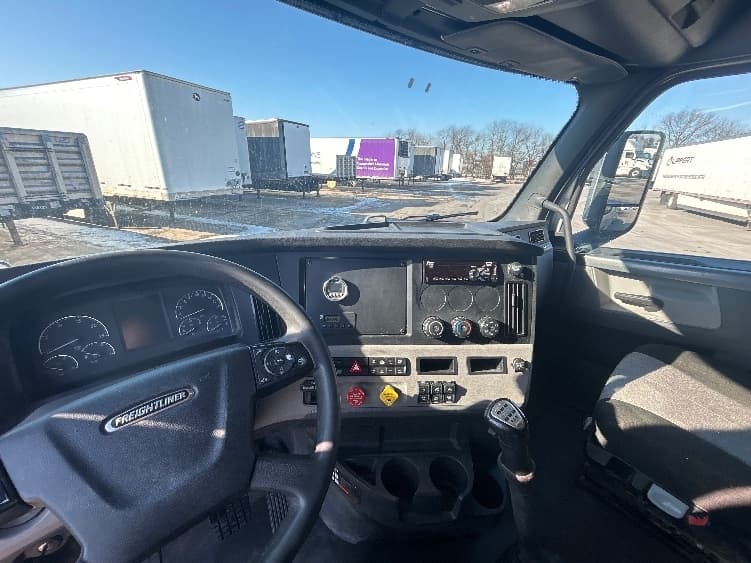 2020 Freightliner Cascadia — photo 10