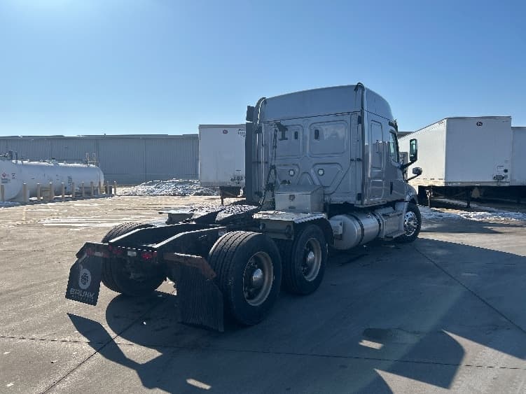 2020 Freightliner Cascadia — photo 7