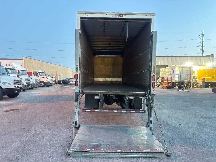 2020 Freightliner M2 106 — photo 9