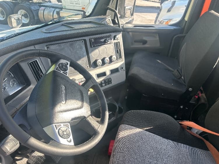 2020 Freightliner Cascadia — photo 10