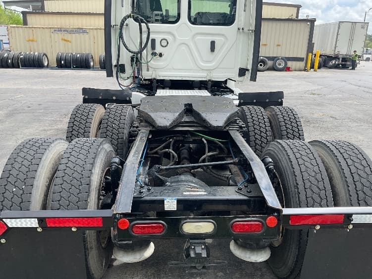 2020 Freightliner Cascadia — photo 6