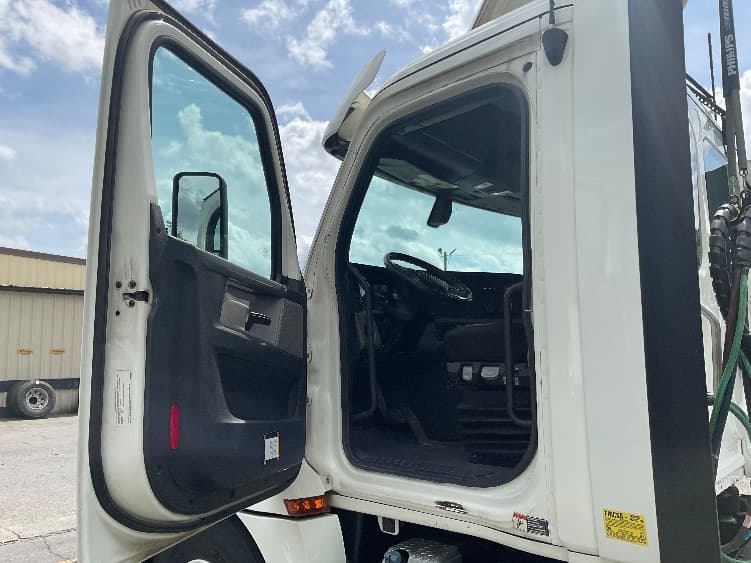 2020 Freightliner Cascadia — photo 9