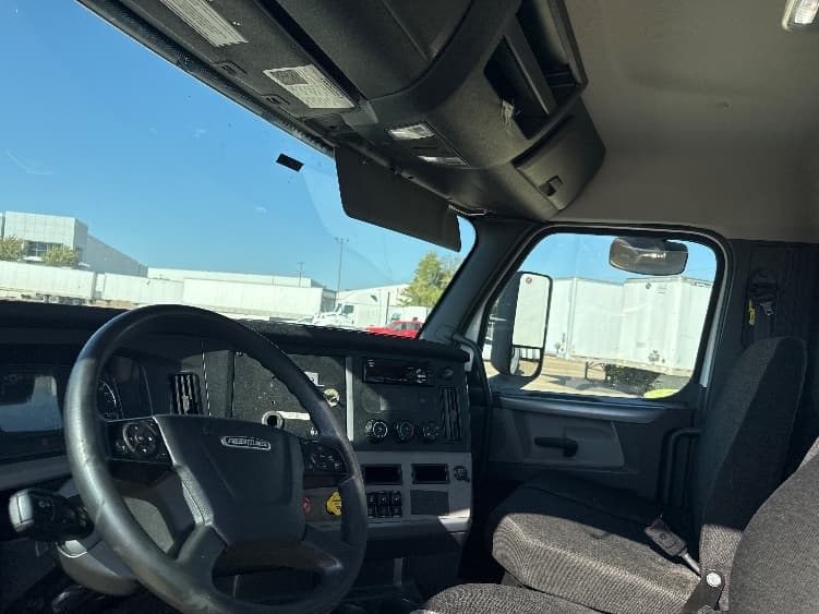 2020 Freightliner Cascadia — photo 10