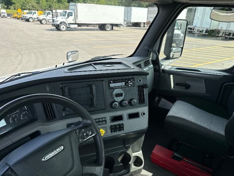 2020 Freightliner Cascadia — photo 10
