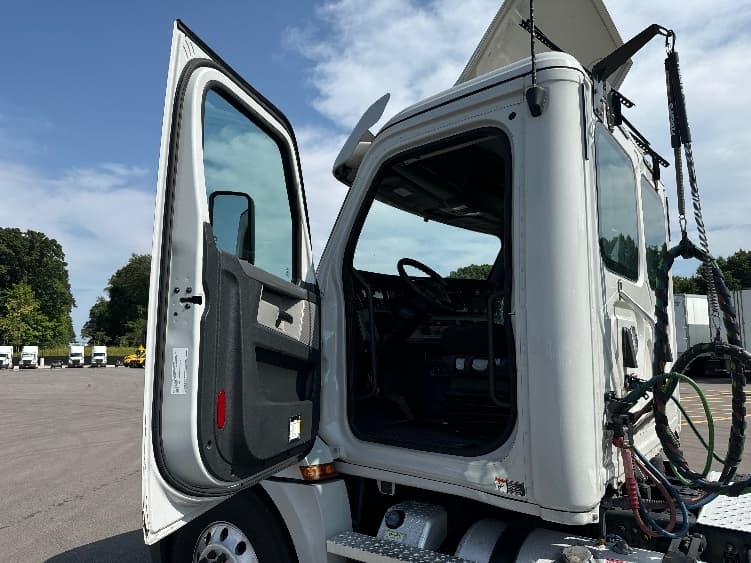 2020 Freightliner Cascadia — photo 9