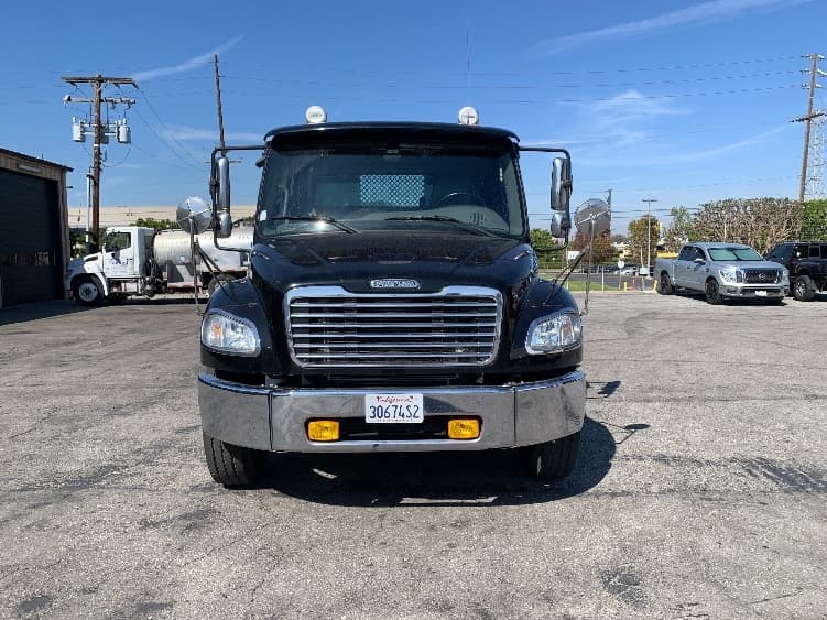2020 Freightliner M2 106 — photo 2