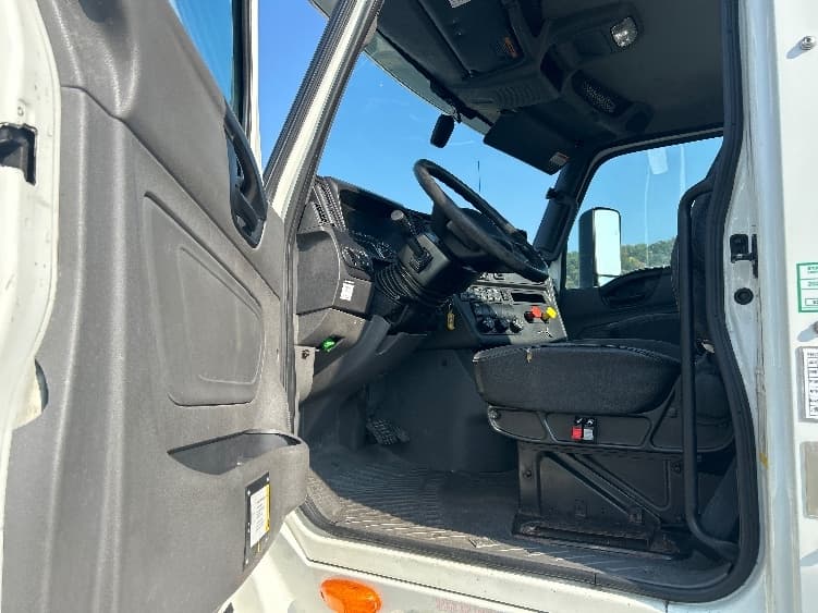 2020 International LT — photo 9