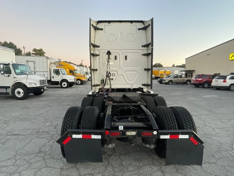 2022 Freightliner Cascadia — photo 6