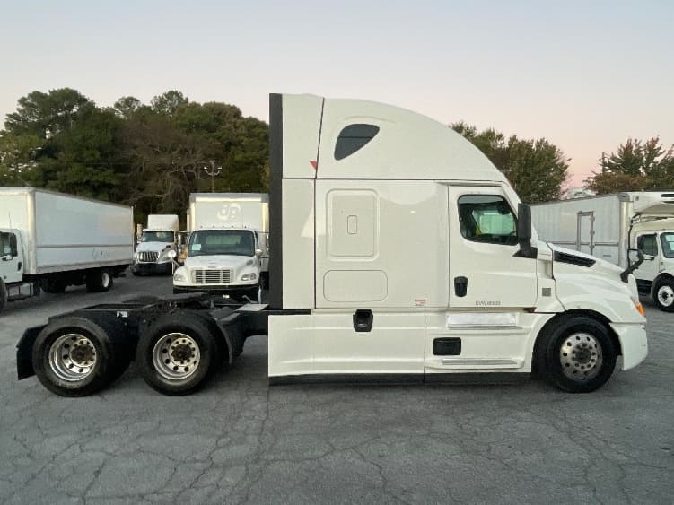 2022 Freightliner Cascadia — photo 8