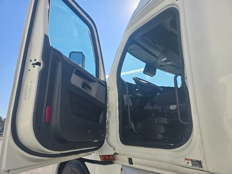 2022 Freightliner Cascadia — photo 9