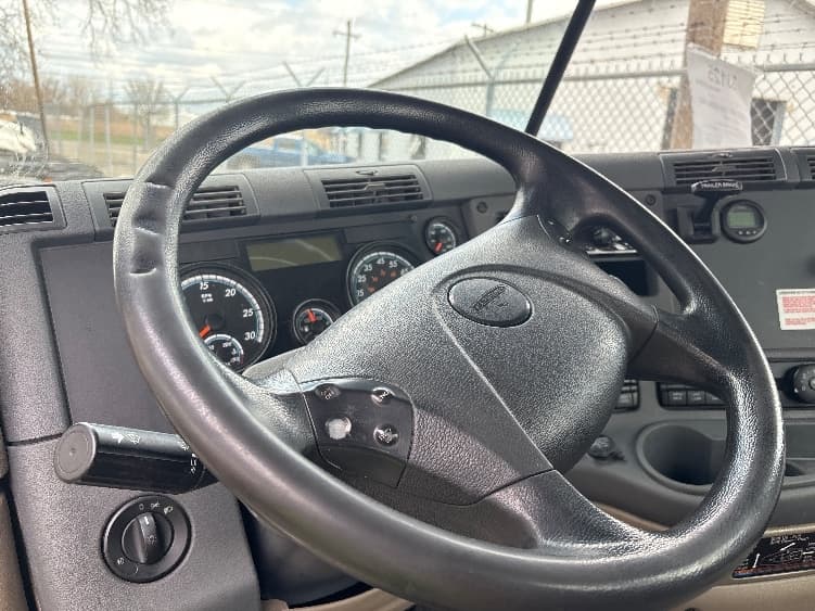 2020 Freightliner Cascadia — photo 10