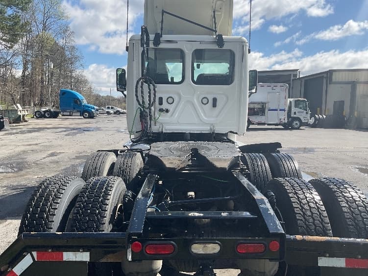 2020 Freightliner Cascadia — photo 6