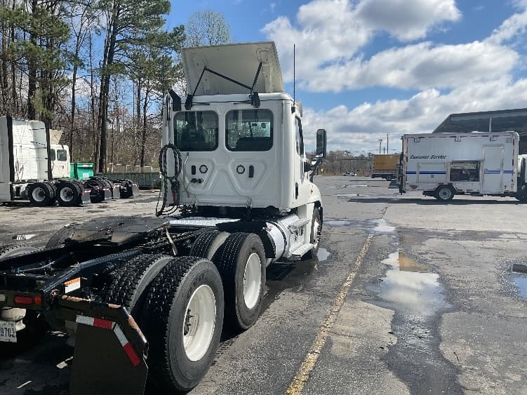2020 Freightliner Cascadia — photo 7