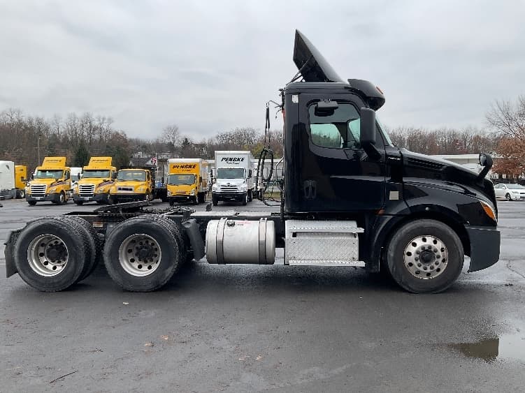 2020 Freightliner Cascadia — photo 8