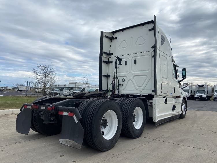 2023 Freightliner Cascadia — photo 7