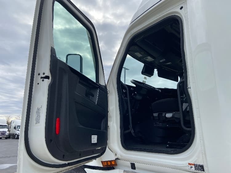 2023 Freightliner Cascadia — photo 9