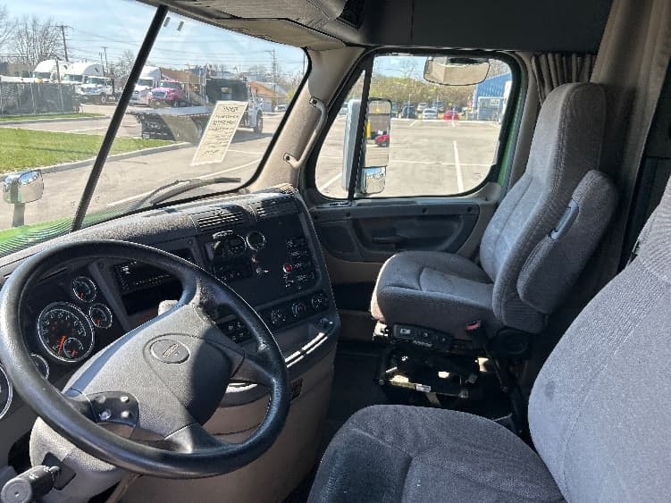 2020 Freightliner Cascadia — photo 10