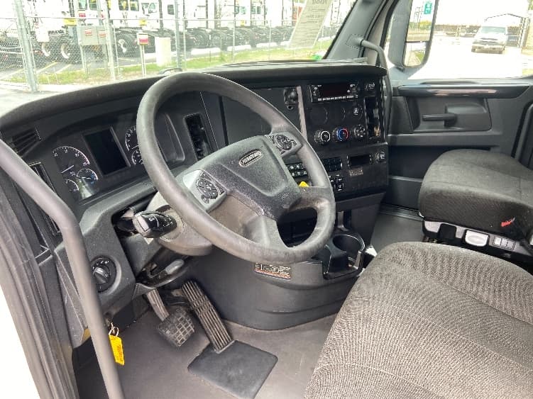 2023 Freightliner Cascadia — photo 10