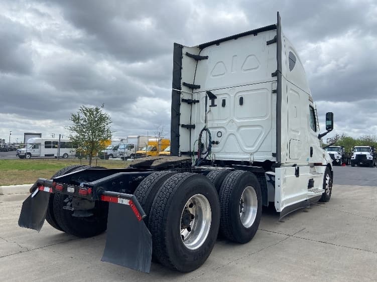2023 Freightliner Cascadia — photo 7