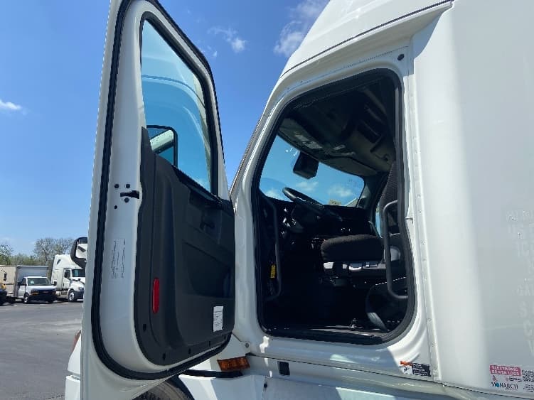 2023 Freightliner Cascadia — photo 9
