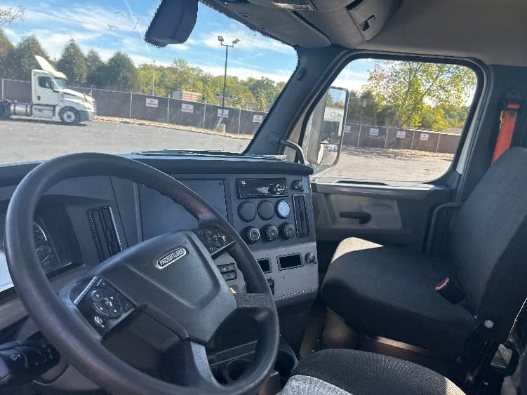 2020 Freightliner Cascadia — photo 10