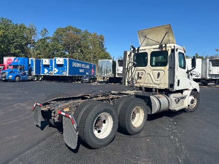 2020 Freightliner Cascadia — photo 7
