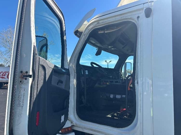 2020 Freightliner Cascadia — photo 9