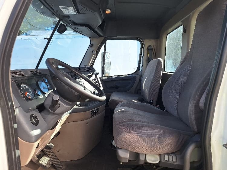 2018 Freightliner Cascadia — photo 9