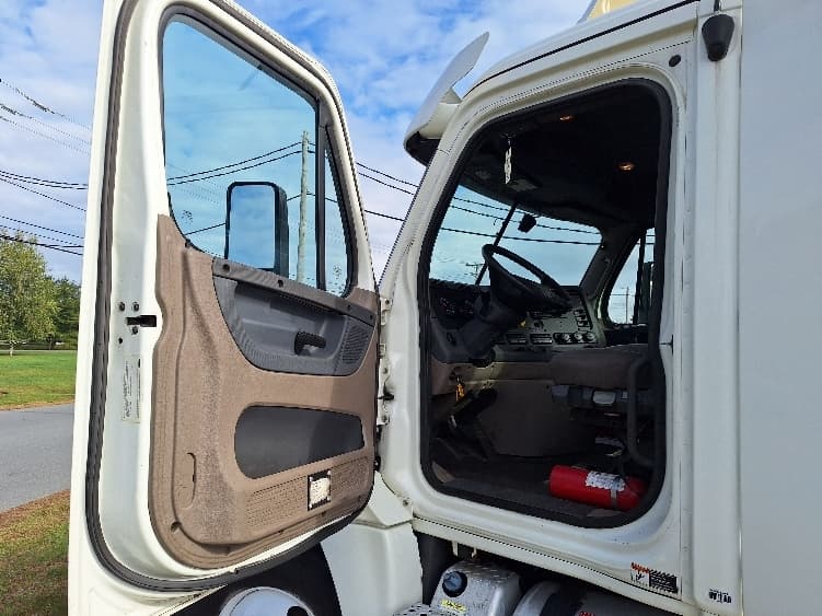 2018 Freightliner Cascadia — photo 9