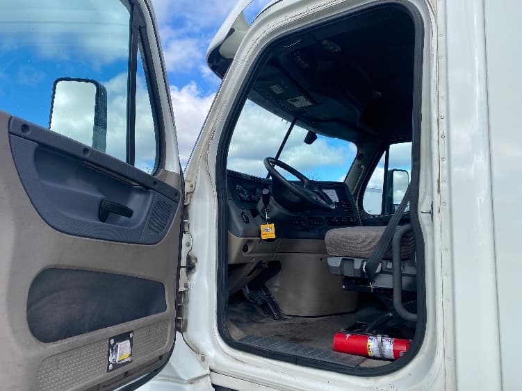 2018 Freightliner Cascadia — photo 9