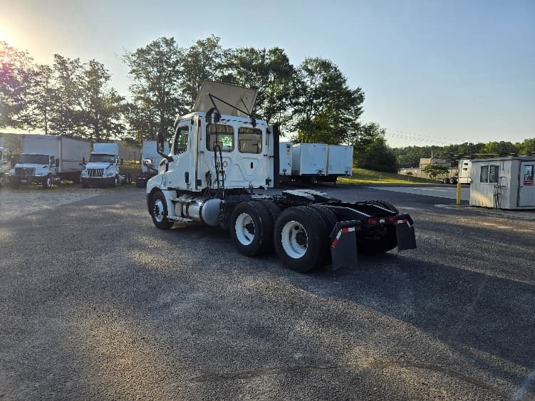 2020 Freightliner Cascadia — photo 5