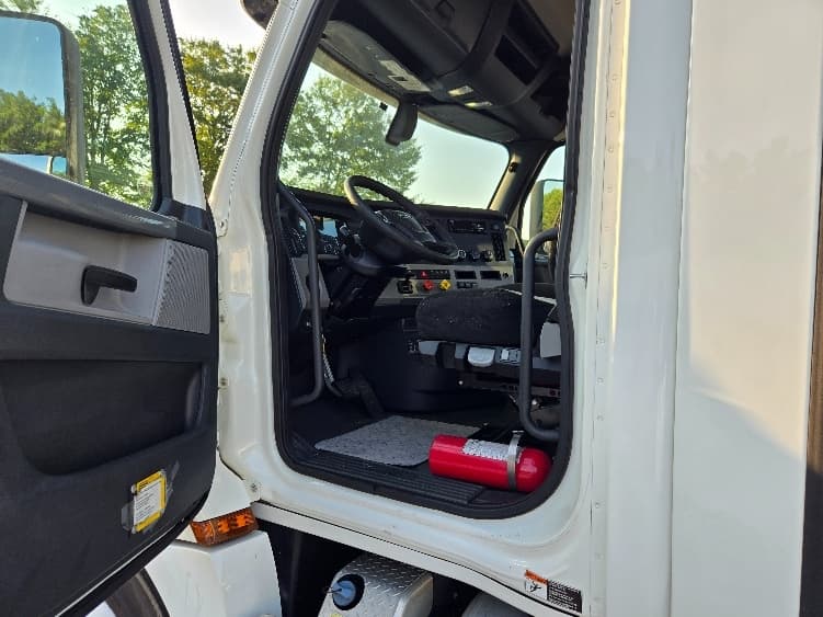 2020 Freightliner Cascadia — photo 9