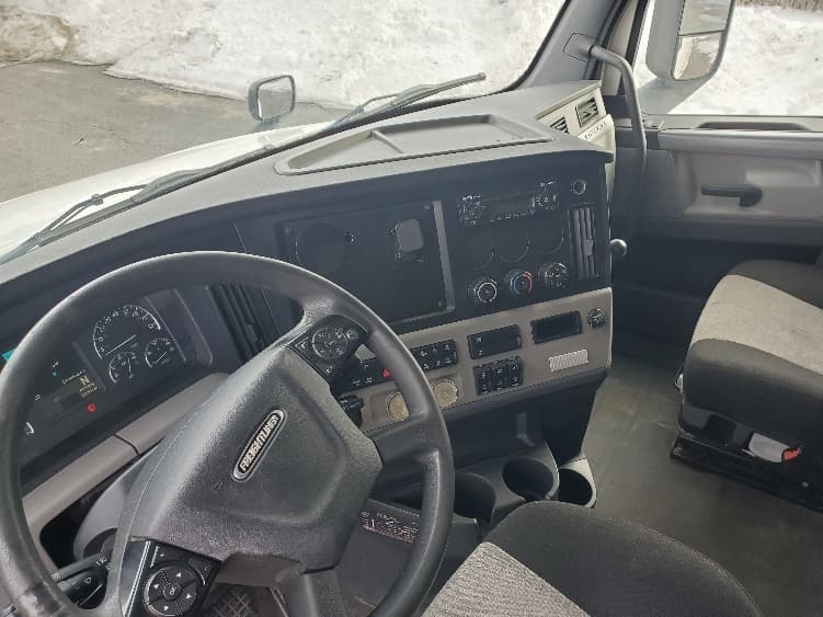 2020 Freightliner Cascadia — photo 10