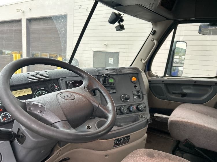 2020 Freightliner Cascadia — photo 10