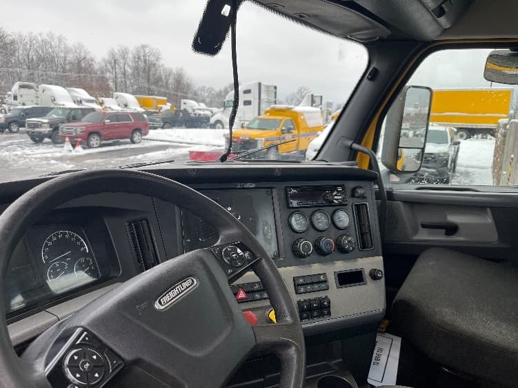 2020 Freightliner Cascadia — photo 10